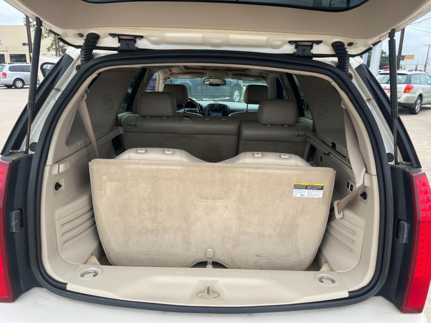 2005 white /TAN Cadillac SRX V6 (1GYEE637250) with an 3.6L V6 DOHC 24V engine, 5-Speed Automatic Overdrive transmission, located at 14700 Tomball Parkway 249, Houston, TX, 77086, (281) 444-2200, 29.928619, -95.504074 - Photo#14